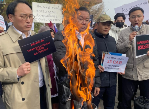 Иргэд Ж.Сүхбаатарыг огцрохыг шаардан жагсаж байна